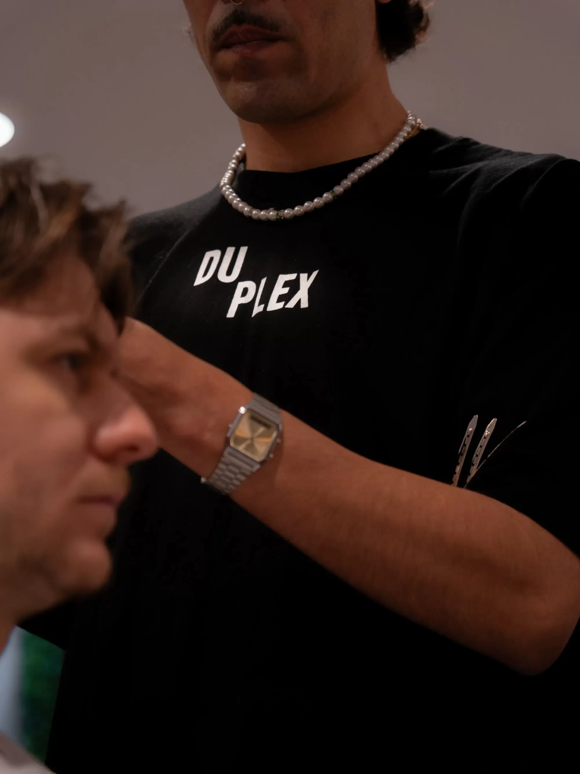 Un profesional de Duplex trabajando en el cabello de un cliente.