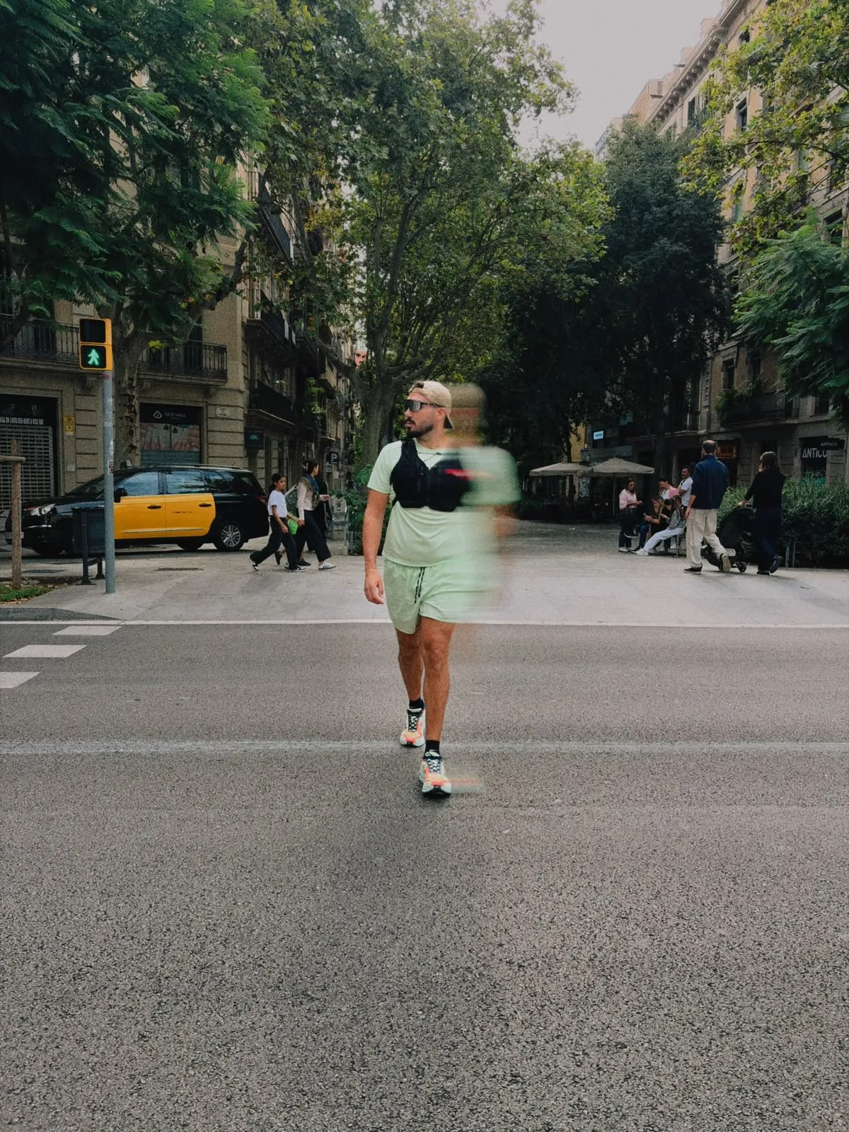 Participante caminando por Barcelona